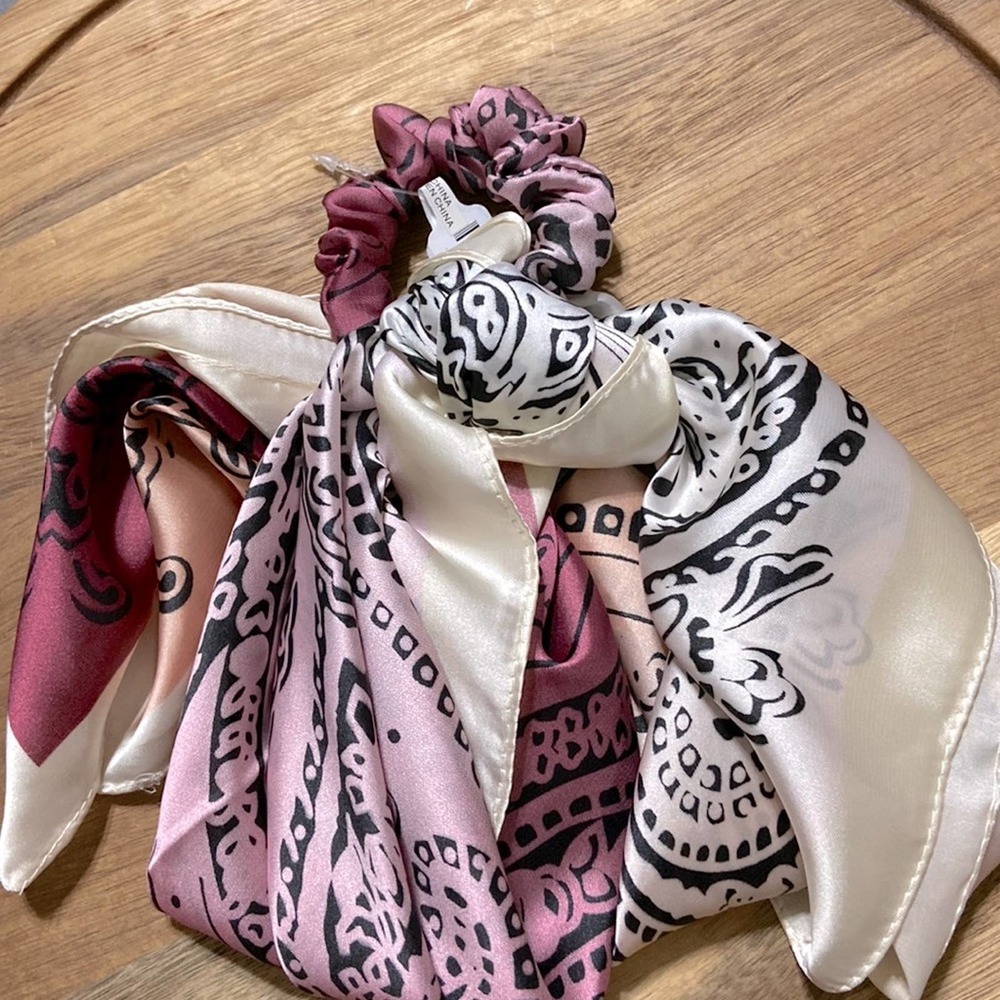 Anthropologie Retro Scarf Scrunchy Ponytail Holder With Long Bandana Print Tails